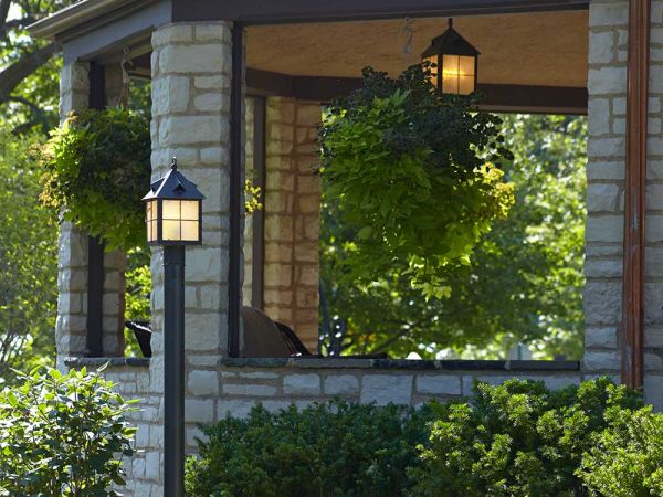 How to Choose Post Lights That Elevate Curb Appeal